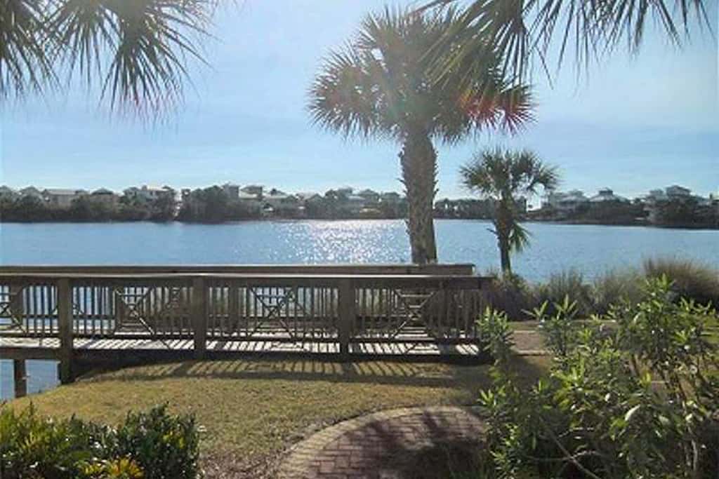 Lakefront, ground-floor condo with pools & hot tubs - walk to the beach