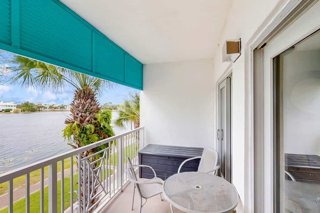 Upscale condo with pools, private beach access, hot tubs & tennis - dog-friendly