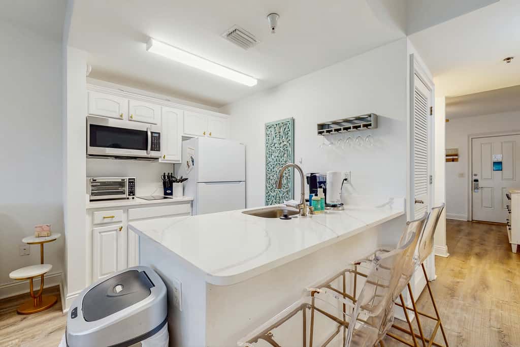 Upscale condo with pools, private beach access, hot tubs & tennis - dog-friendly