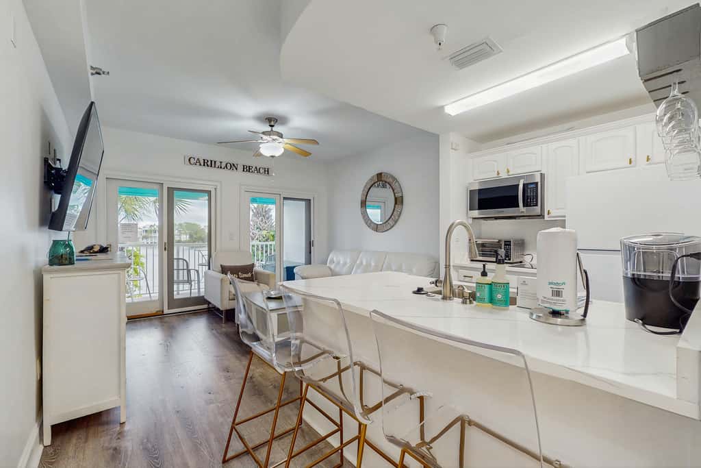 Upscale condo with pools, private beach access, hot tubs & tennis - dog-friendly