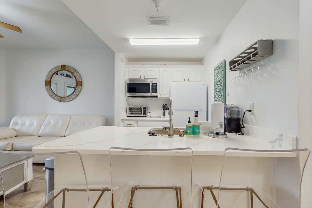 Upscale condo with pools, private beach access, hot tubs & tennis - dog-friendly