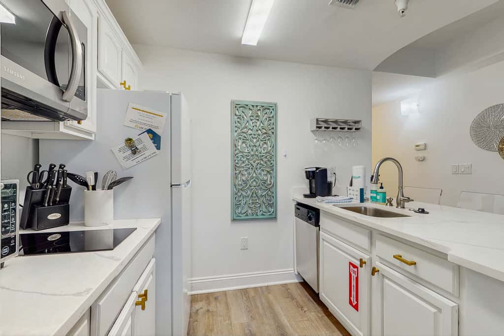 Upscale condo with pools, private beach access, hot tubs & tennis - dog-friendly