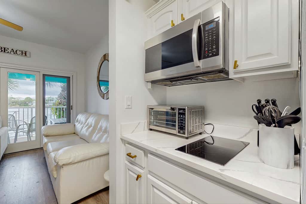 Upscale condo with pools, private beach access, hot tubs & tennis - dog-friendly