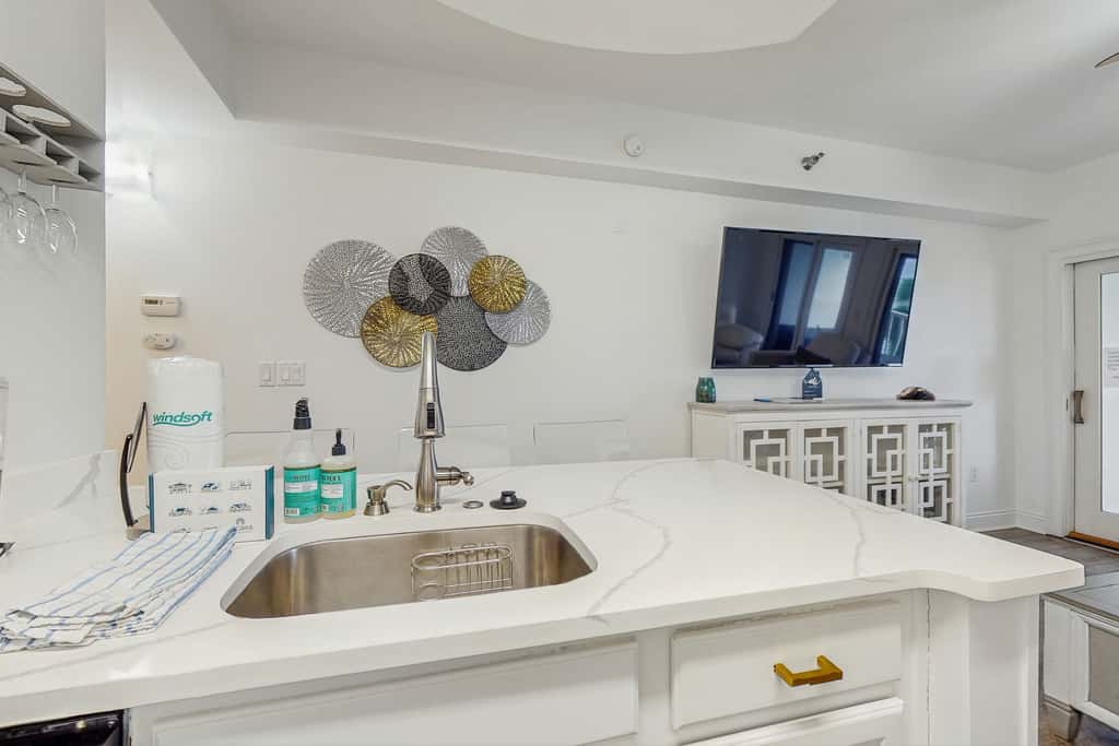 Upscale condo with pools, private beach access, hot tubs & tennis - dog-friendly