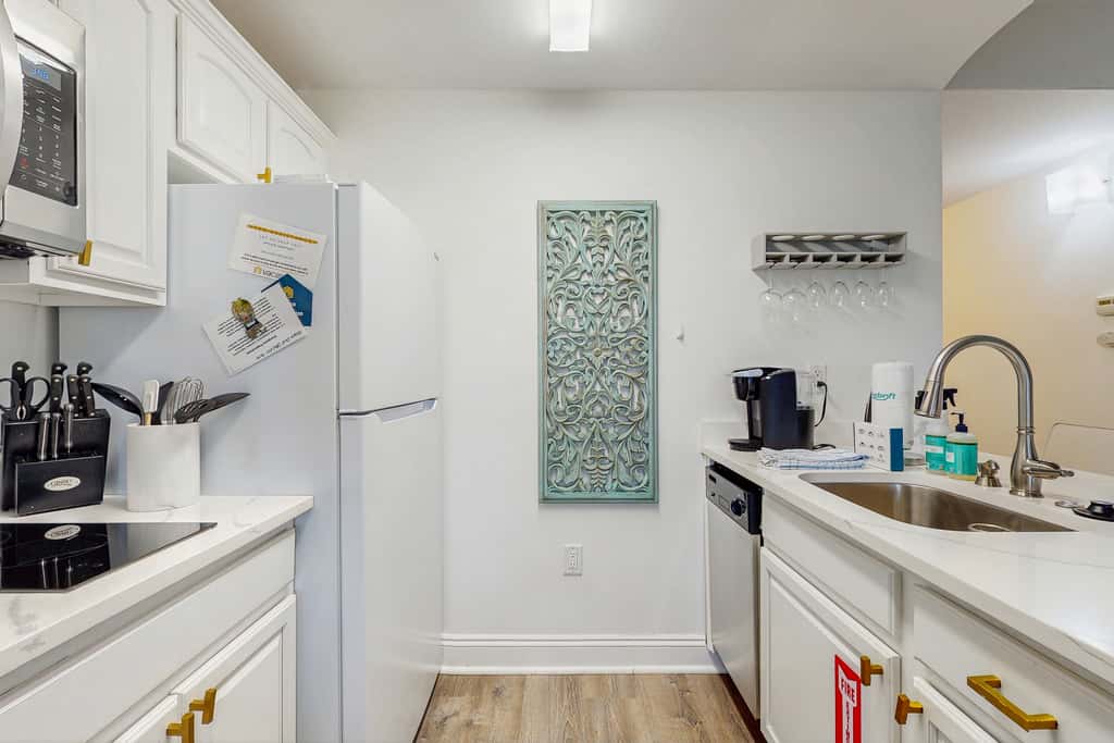 Upscale condo with pools, private beach access, hot tubs & tennis - dog-friendly