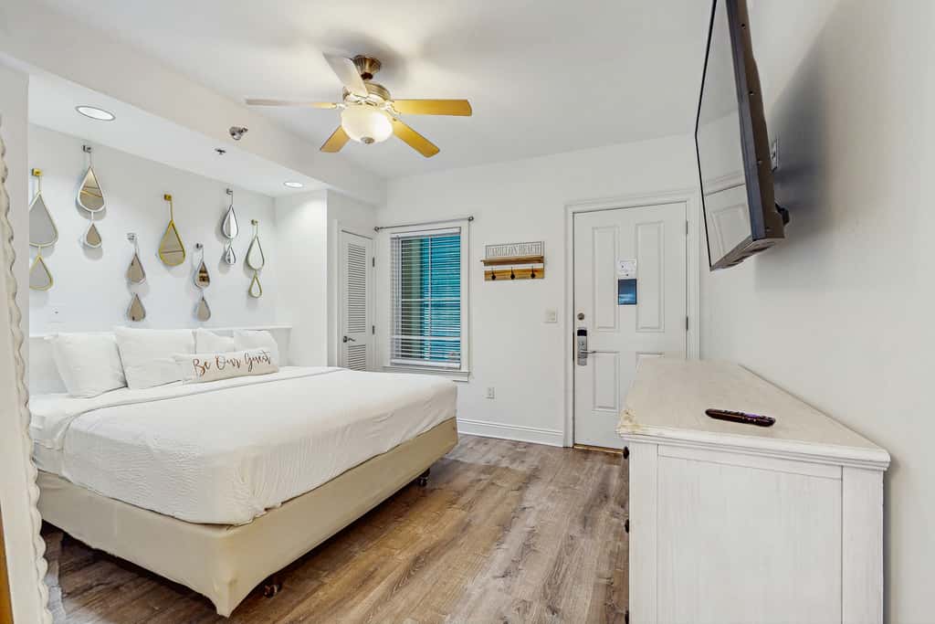 Upscale condo with pools, private beach access, hot tubs & tennis - dog-friendly