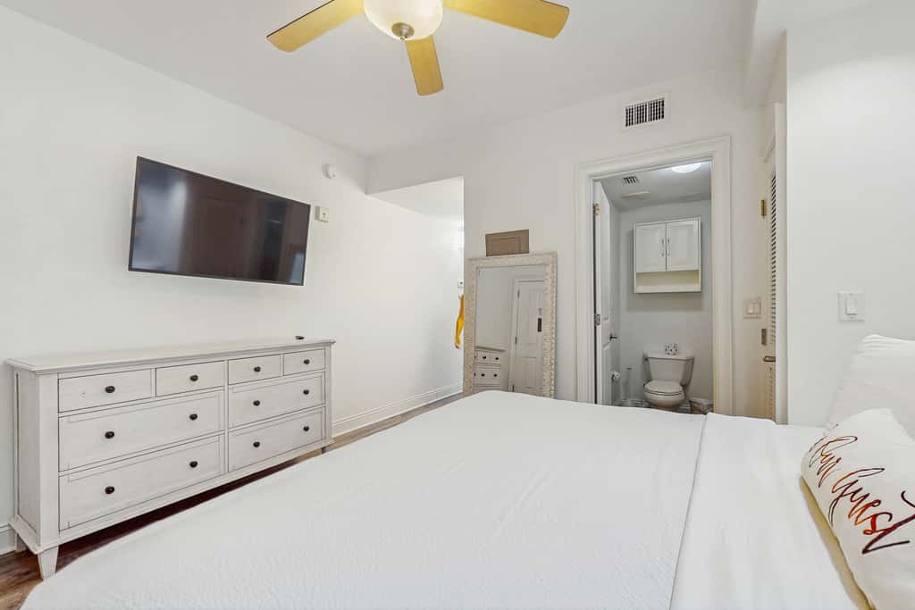 Upscale condo with pools, private beach access, hot tubs & tennis - dog-friendly
