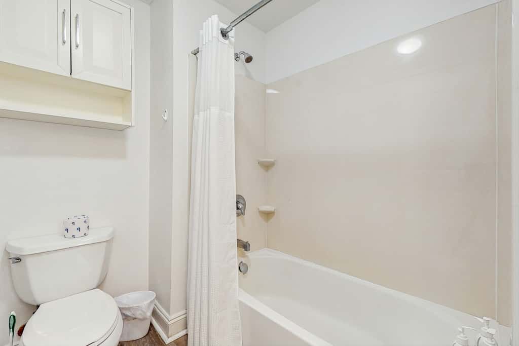 Upscale condo with pools, private beach access, hot tubs & tennis - dog-friendly