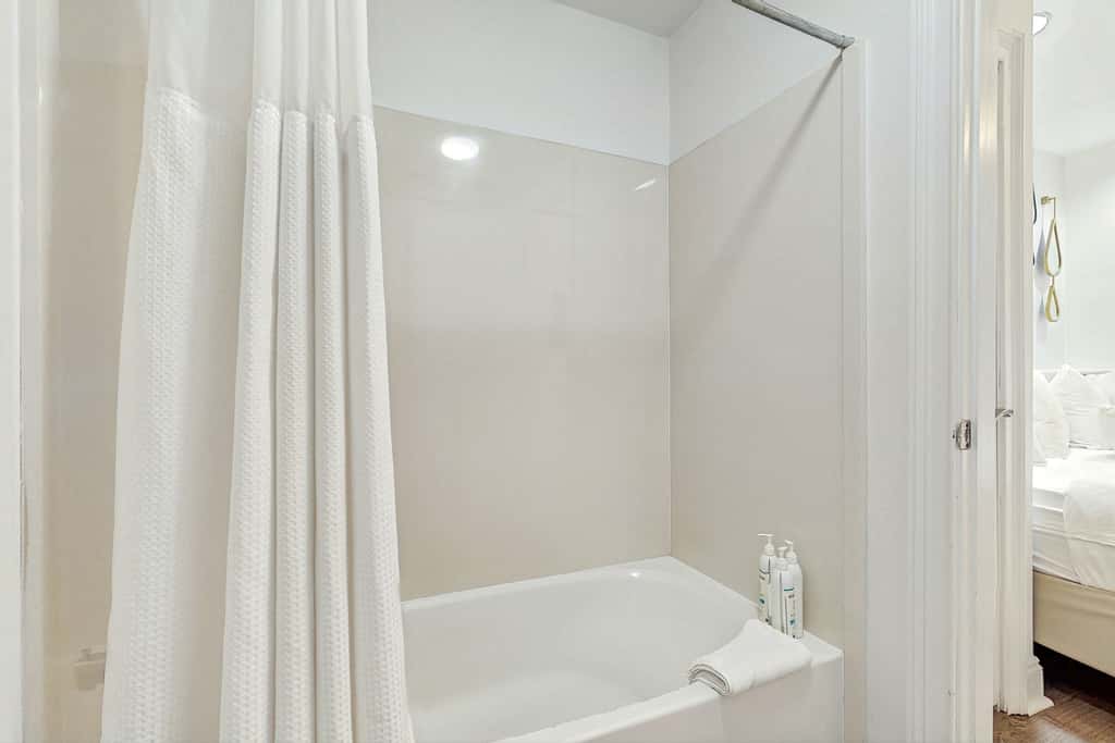 Upscale condo with pools, private beach access, hot tubs & tennis - dog-friendly