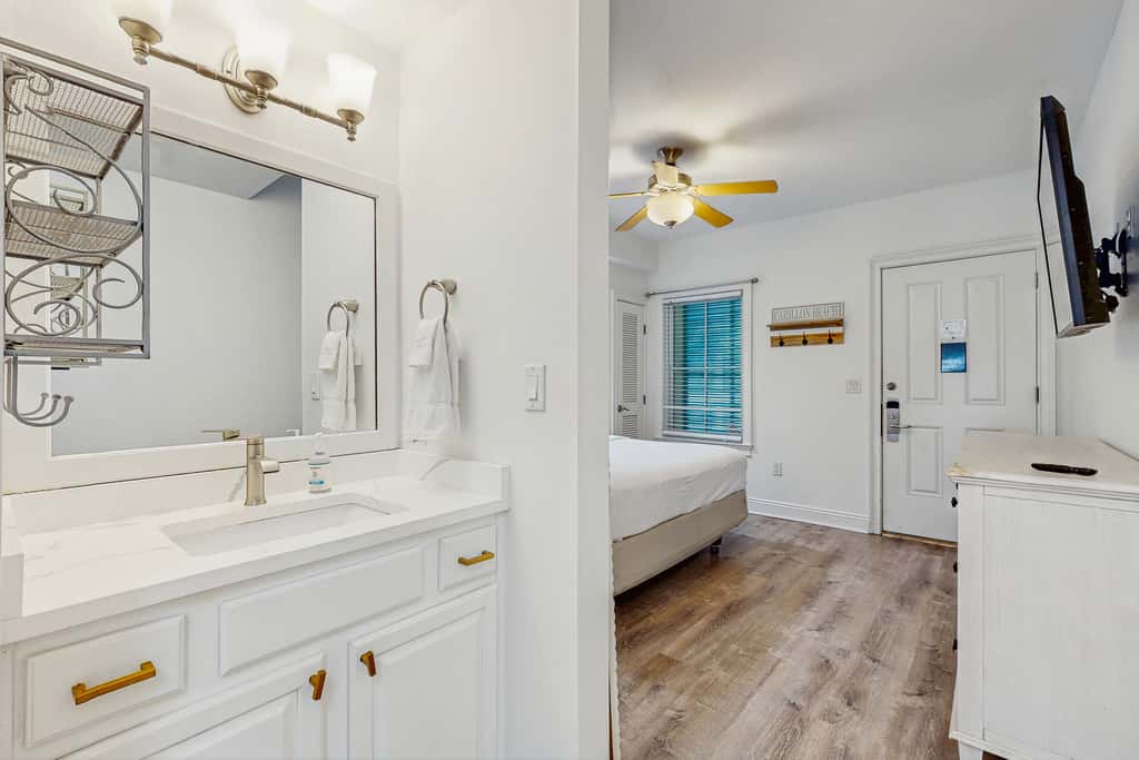 Upscale condo with pools, private beach access, hot tubs & tennis - dog-friendly