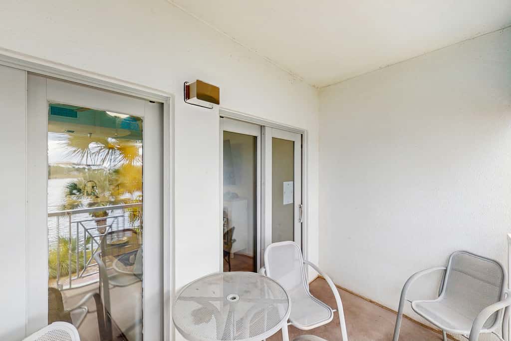 Upscale condo with pools, private beach access, hot tubs & tennis - dog-friendly