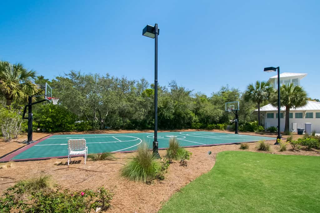 Upscale condo with pools, private beach access, hot tubs & tennis - dog-friendly