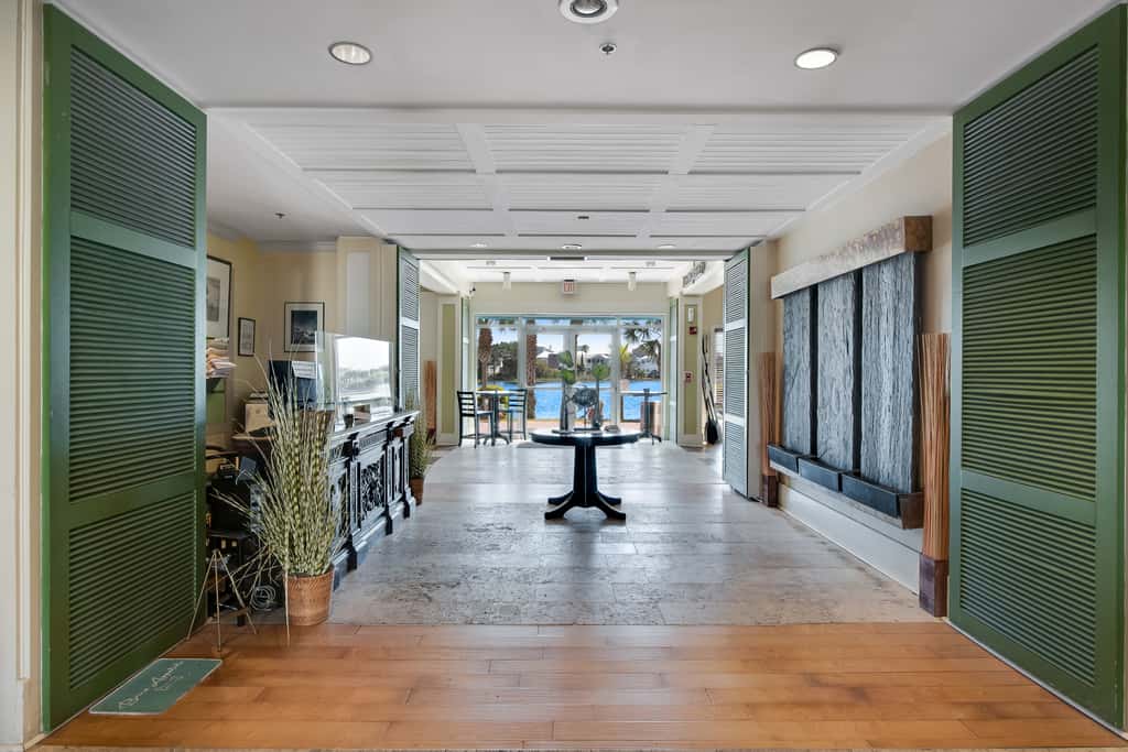 Upscale condo with pools, private beach access, hot tubs & tennis - dog-friendly