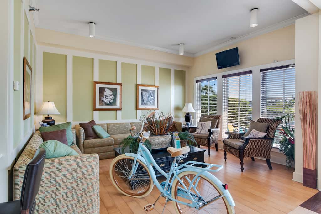 Upscale condo with pools, private beach access, hot tubs & tennis - dog-friendly