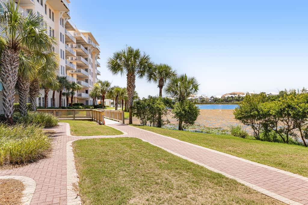 Upscale condo with pools, private beach access, hot tubs & tennis - dog-friendly