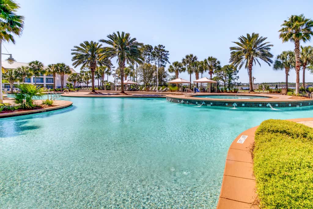 Snowbird-friendly condo with waterfront view, WiFi, AC, access to pool, hot tub