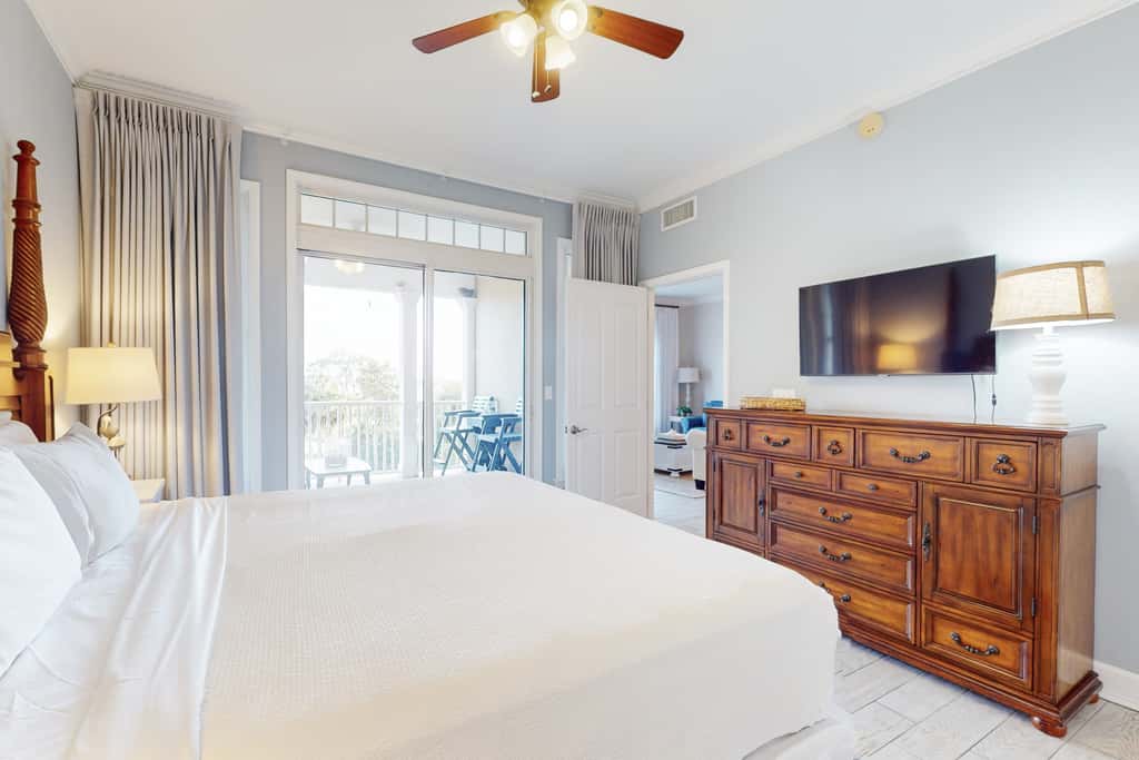 3rd-floor beach & pool-view condo with outdoor pool, hot tub, grills, balcony