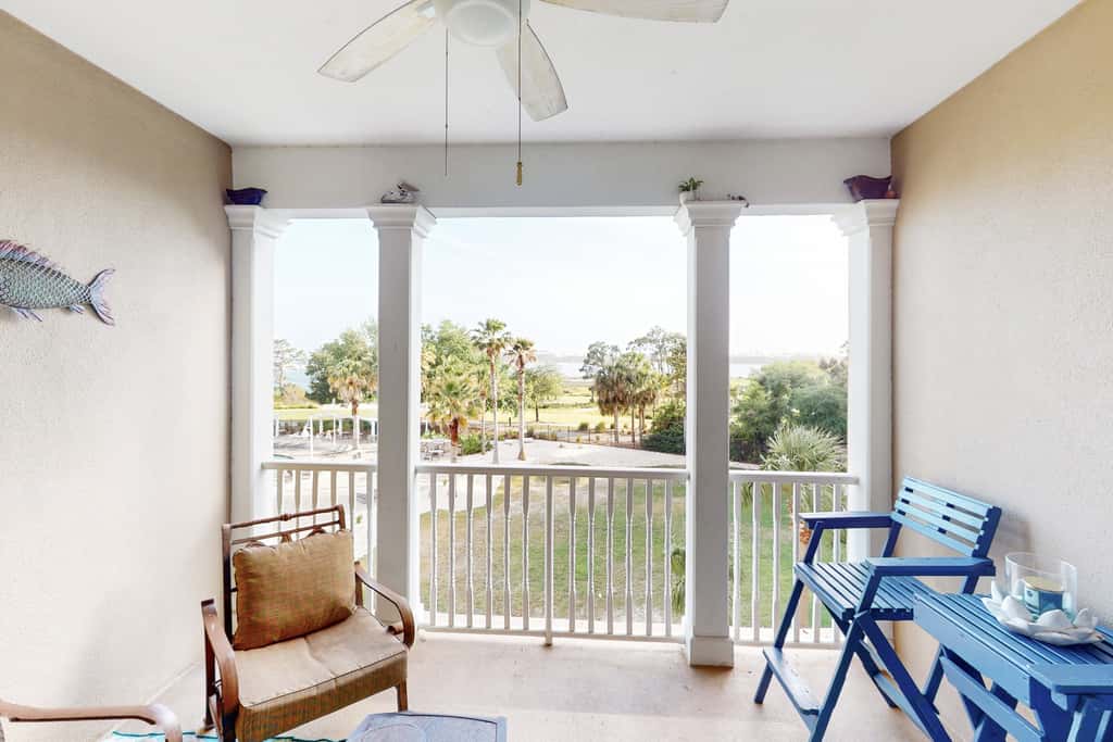 3rd-floor beach & pool-view condo with outdoor pool, hot tub, grills, balcony