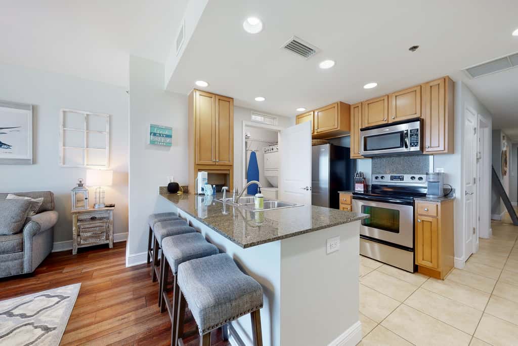 Gulf-front condo with balcony, beach access, hot tub, pool & gym