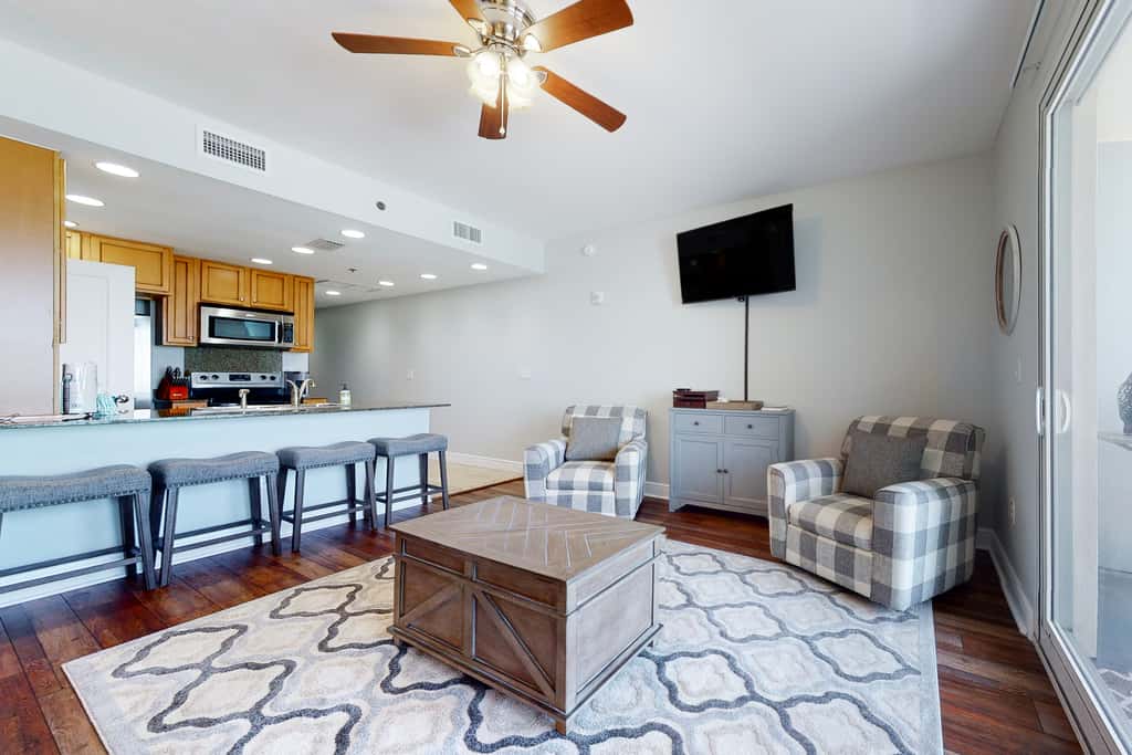 Gulf-front condo with balcony, beach access, hot tub, pool & gym
