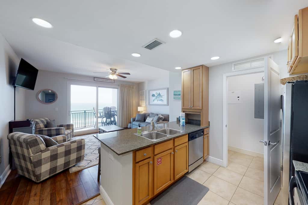Gulf-front condo with balcony, beach access, hot tub, pool & gym