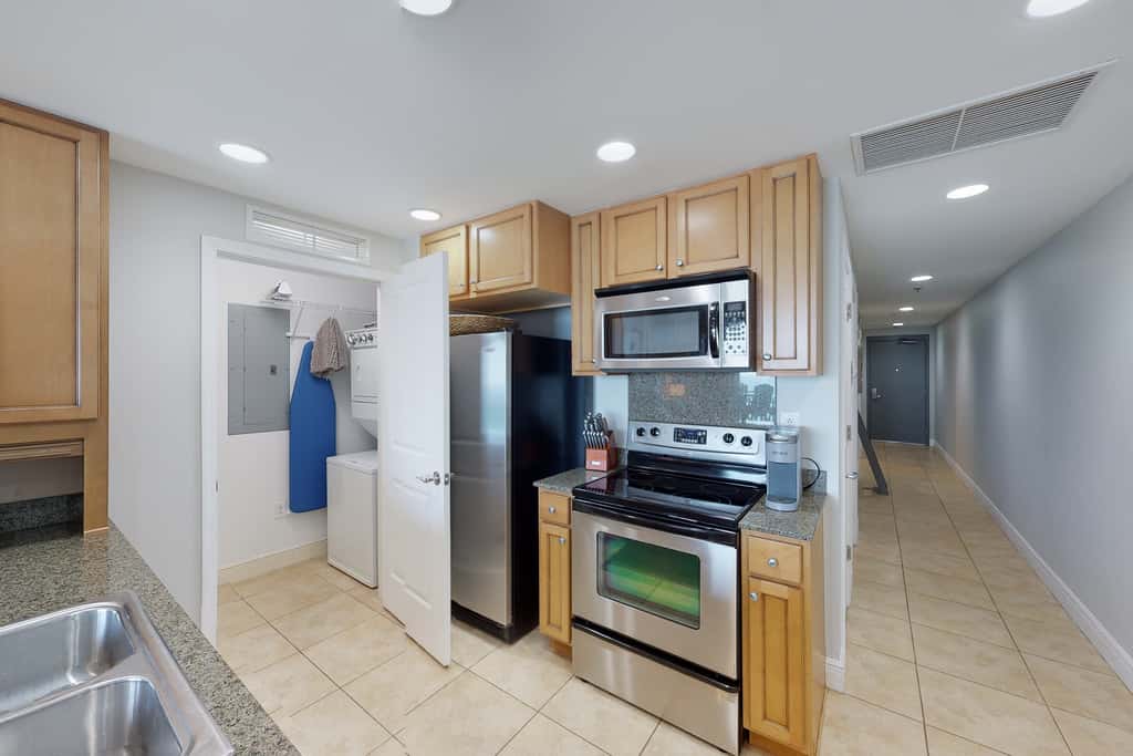 Gulf-front condo with balcony, beach access, hot tub, pool & gym