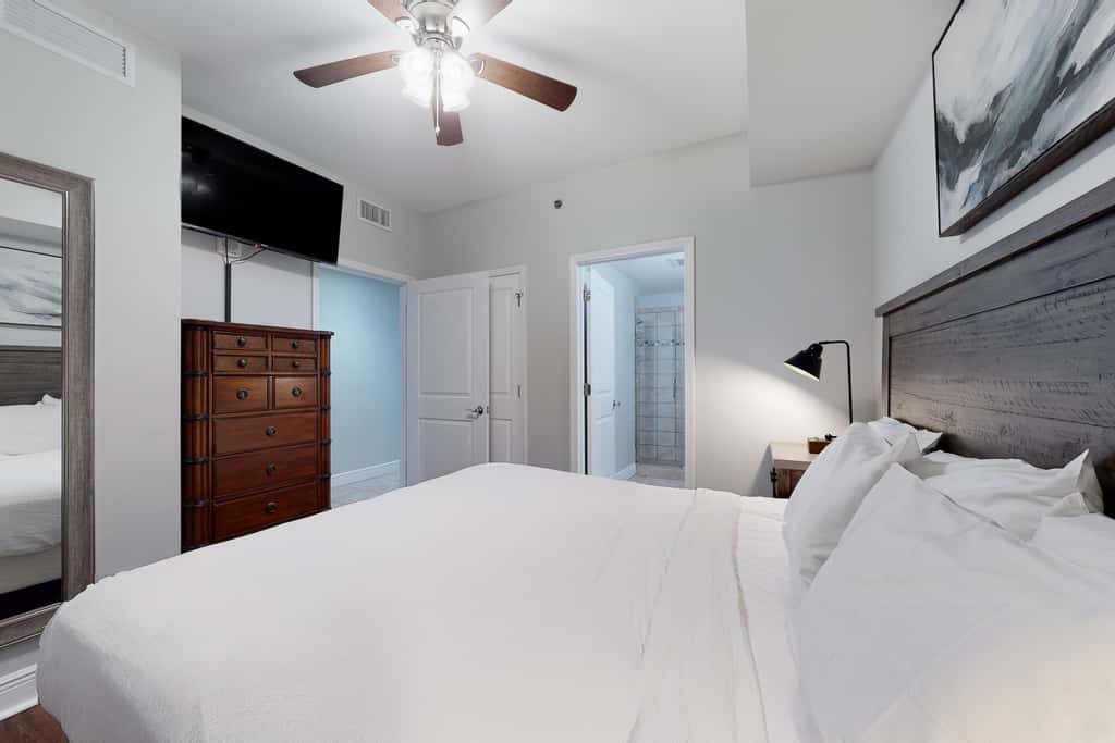 Gulf-front condo with balcony, beach access, hot tub, pool & gym
