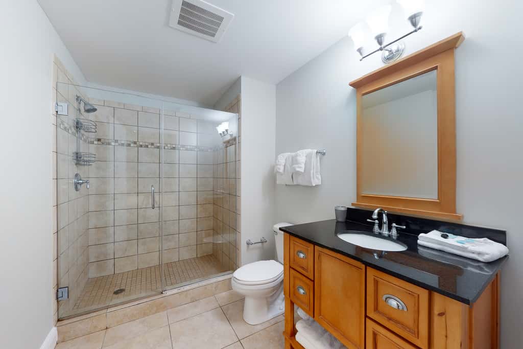 Gulf-front condo with balcony, beach access, hot tub, pool & gym