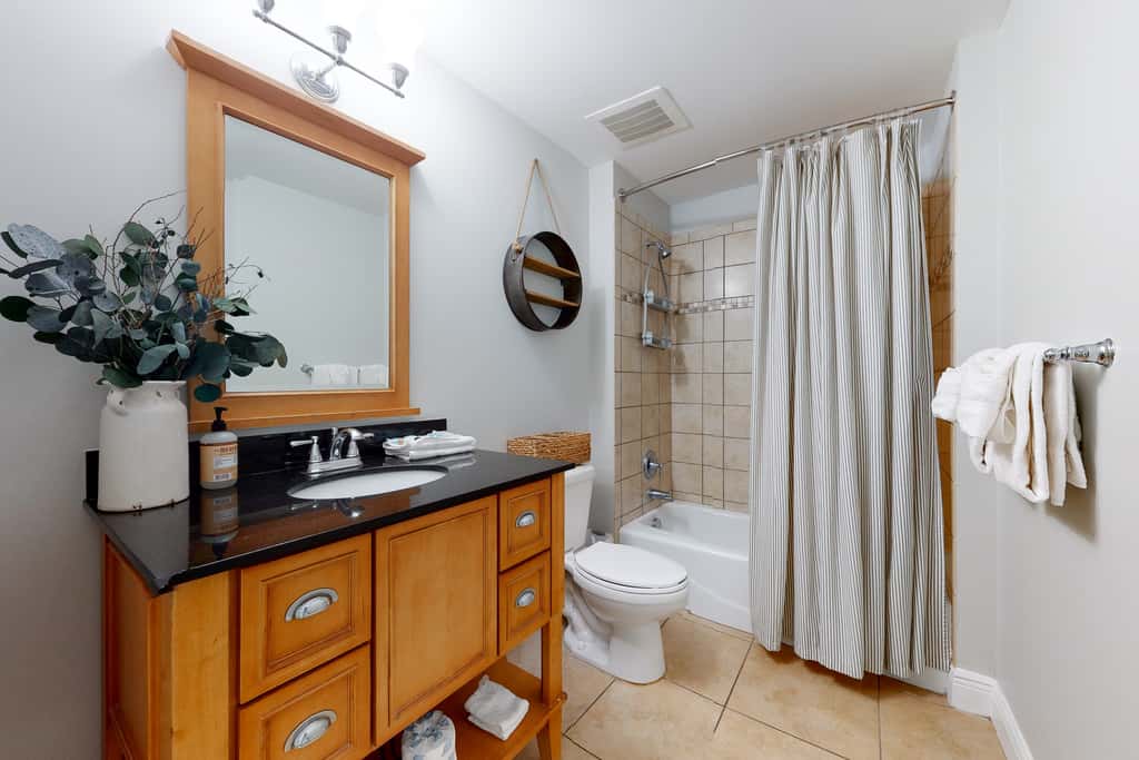 Gulf-front condo with balcony, beach access, hot tub, pool & gym