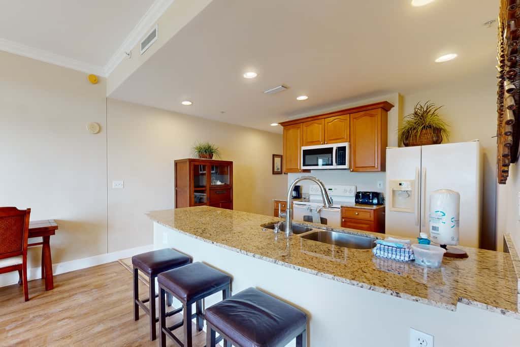 Bayview condo with pool, hot tub, and private balcony