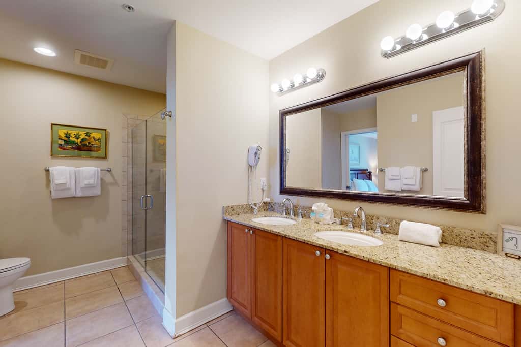 Bayview condo with pool, hot tub, and private balcony