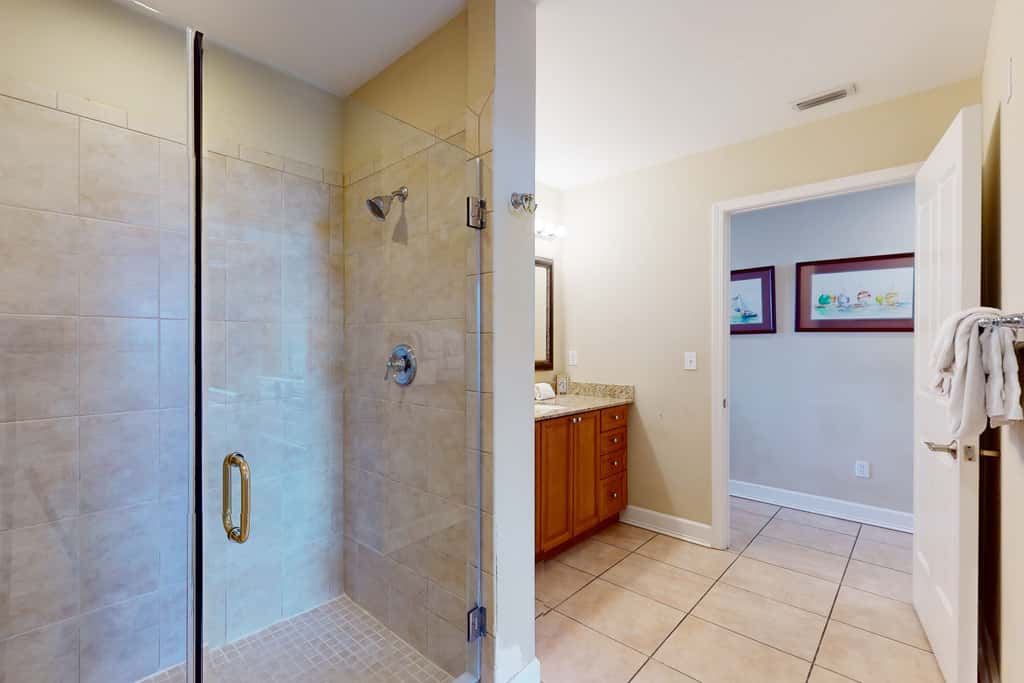 Bayview condo with pool, hot tub, and private balcony