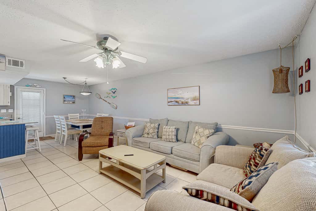 Beachy townhouse with 11 pools, golf, fast WiFi & private WD