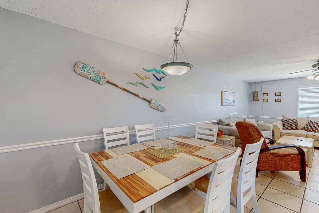 Beachy townhouse with 11 pools, golf, fast WiFi & private WD