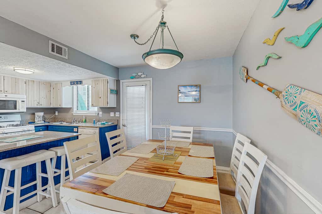 Beachy townhouse with 11 pools, golf, fast WiFi & private WD