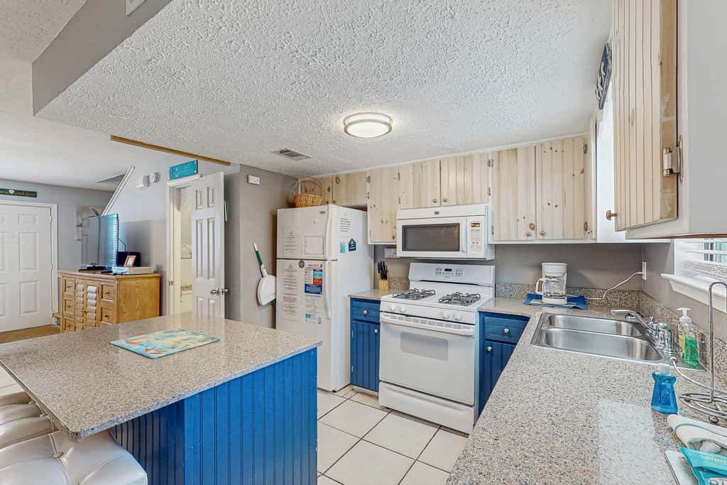 Beachy townhouse with 11 pools, golf, fast WiFi & private WD