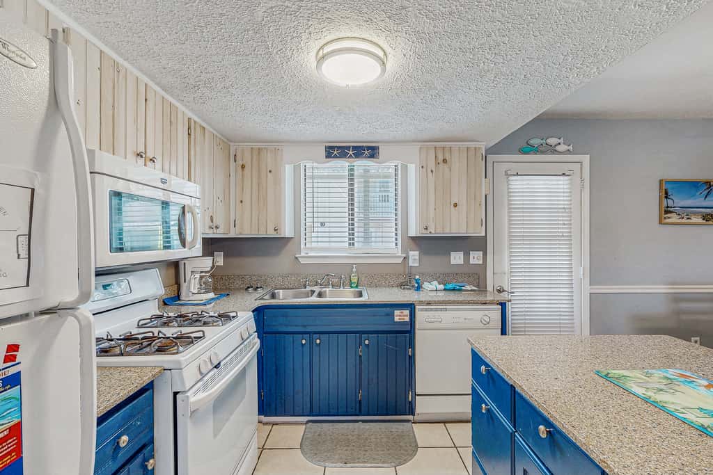 Beachy townhouse with 11 pools, golf, fast WiFi & private WD