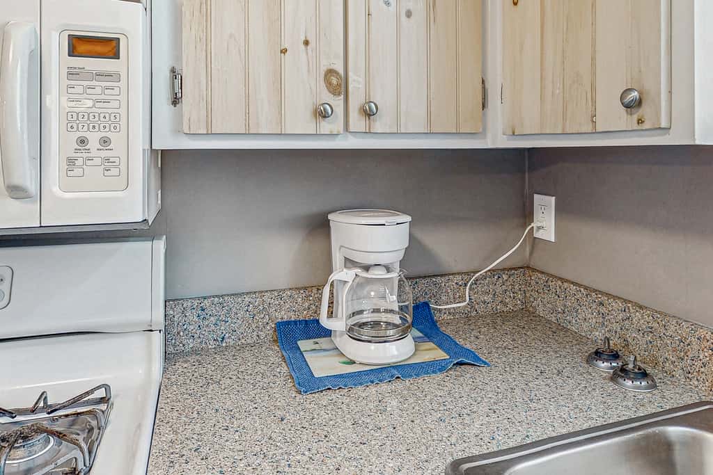 Beachy townhouse with 11 pools, golf, fast WiFi & private WD
