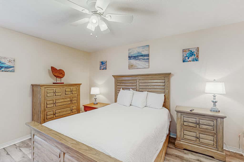 Beachy townhouse with 11 pools, golf, fast WiFi & private WD