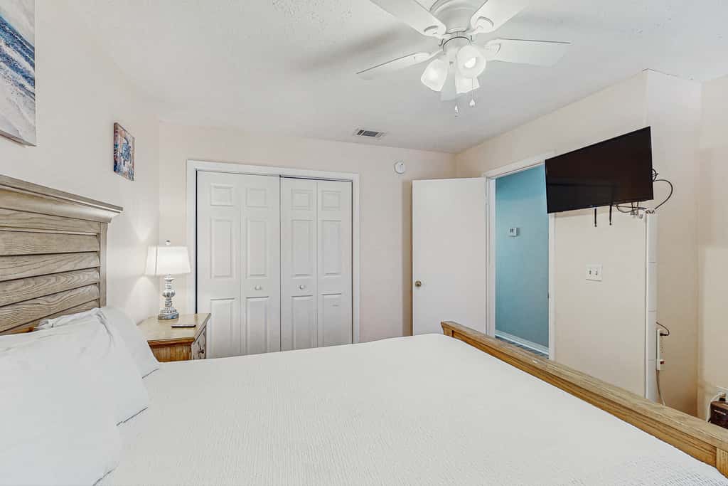 Beachy townhouse with 11 pools, golf, fast WiFi & private WD