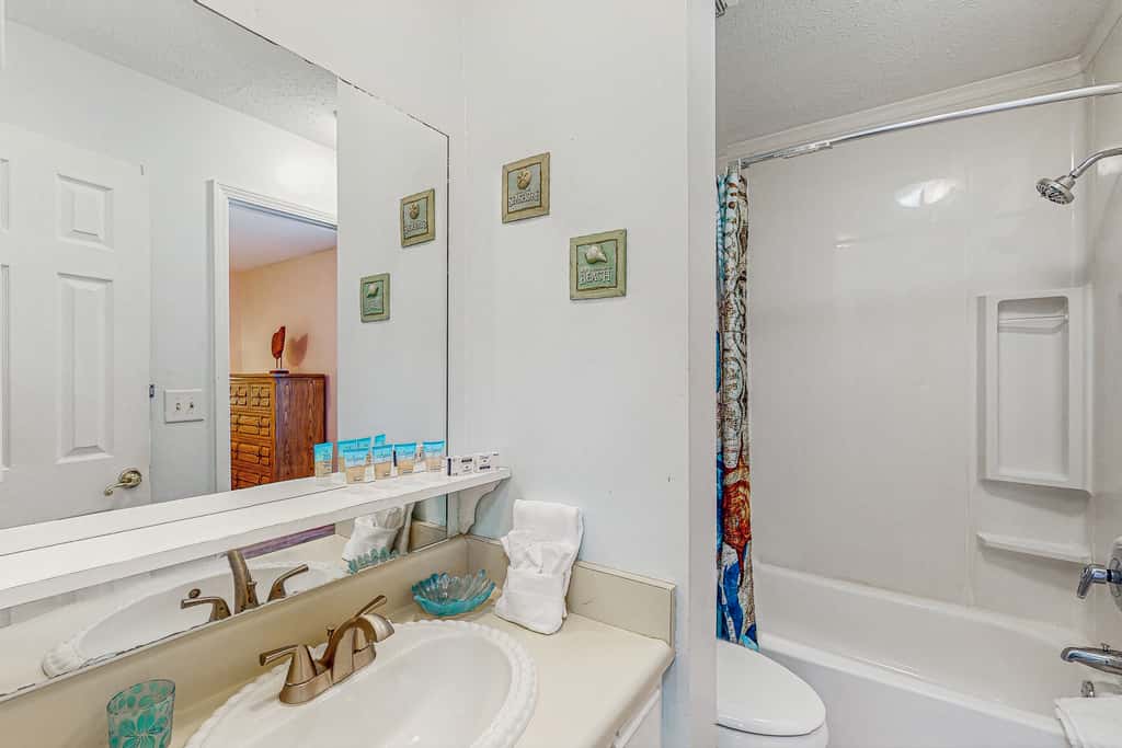 Beachy townhouse with 11 pools, golf, fast WiFi & private WD