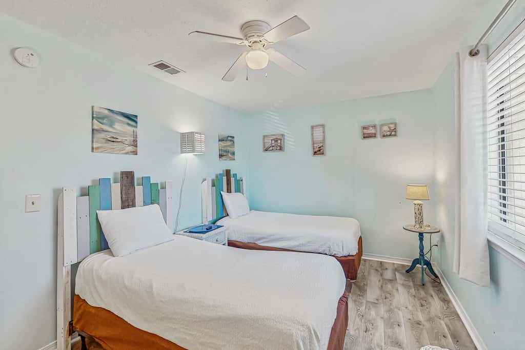 Beachy townhouse with 11 pools, golf, fast WiFi & private WD