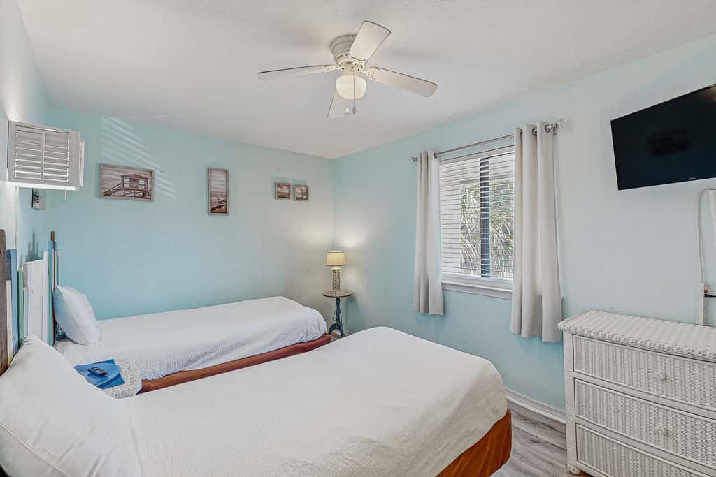 Beachy townhouse with 11 pools, golf, fast WiFi & private WD