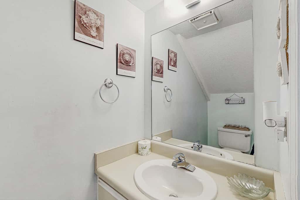 Beachy townhouse with 11 pools, golf, fast WiFi & private WD
