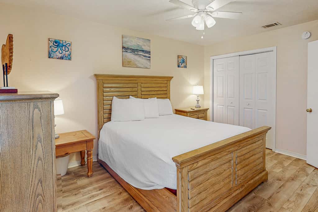 Beachy townhouse with 11 pools, golf, fast WiFi & private WD