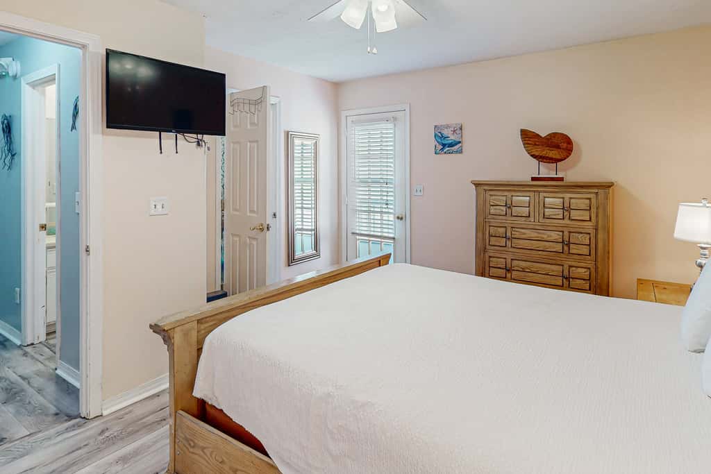Beachy townhouse with 11 pools, golf, fast WiFi & private WD