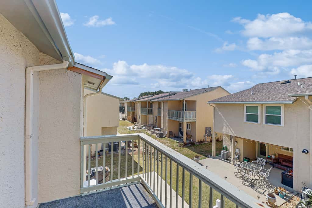Beachy townhouse with 11 pools, golf, fast WiFi & private WD