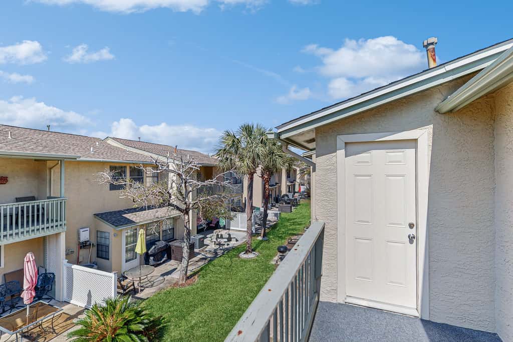 Beachy townhouse with 11 pools, golf, fast WiFi & private WD