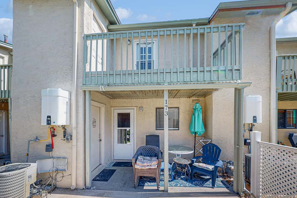 Beachy townhouse with 11 pools, golf, fast WiFi & private WD