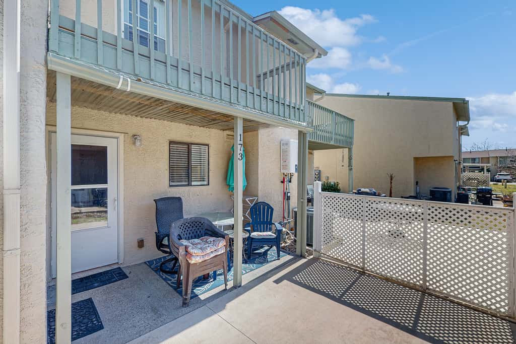 Beachy townhouse with 11 pools, golf, fast WiFi & private WD